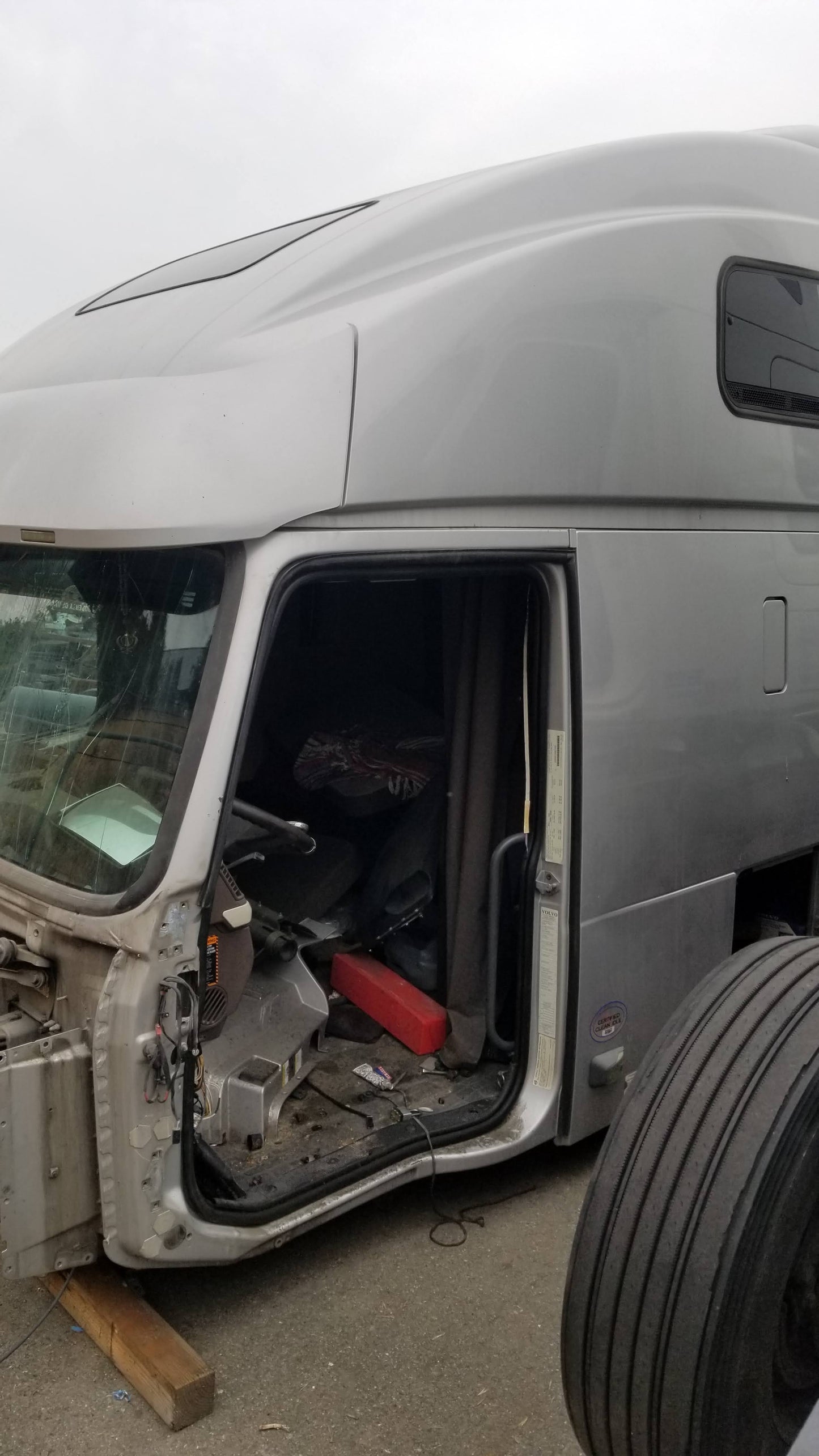 2017 VOLVO 670 CAB