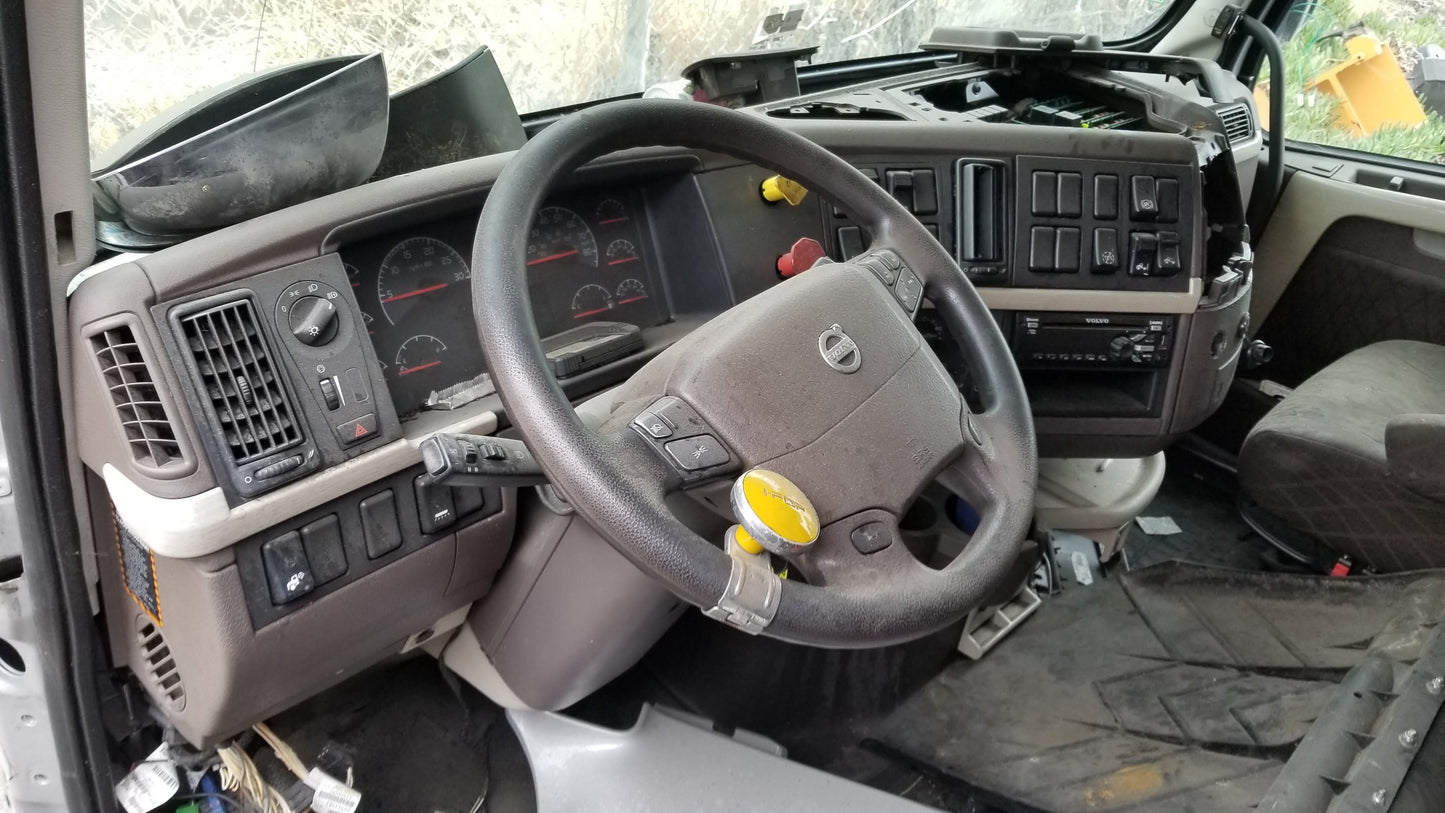 2017 VOLVO 670 CAB