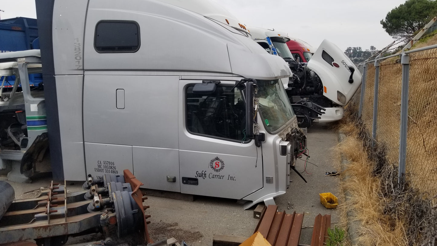 2017 VOLVO 670 CAB